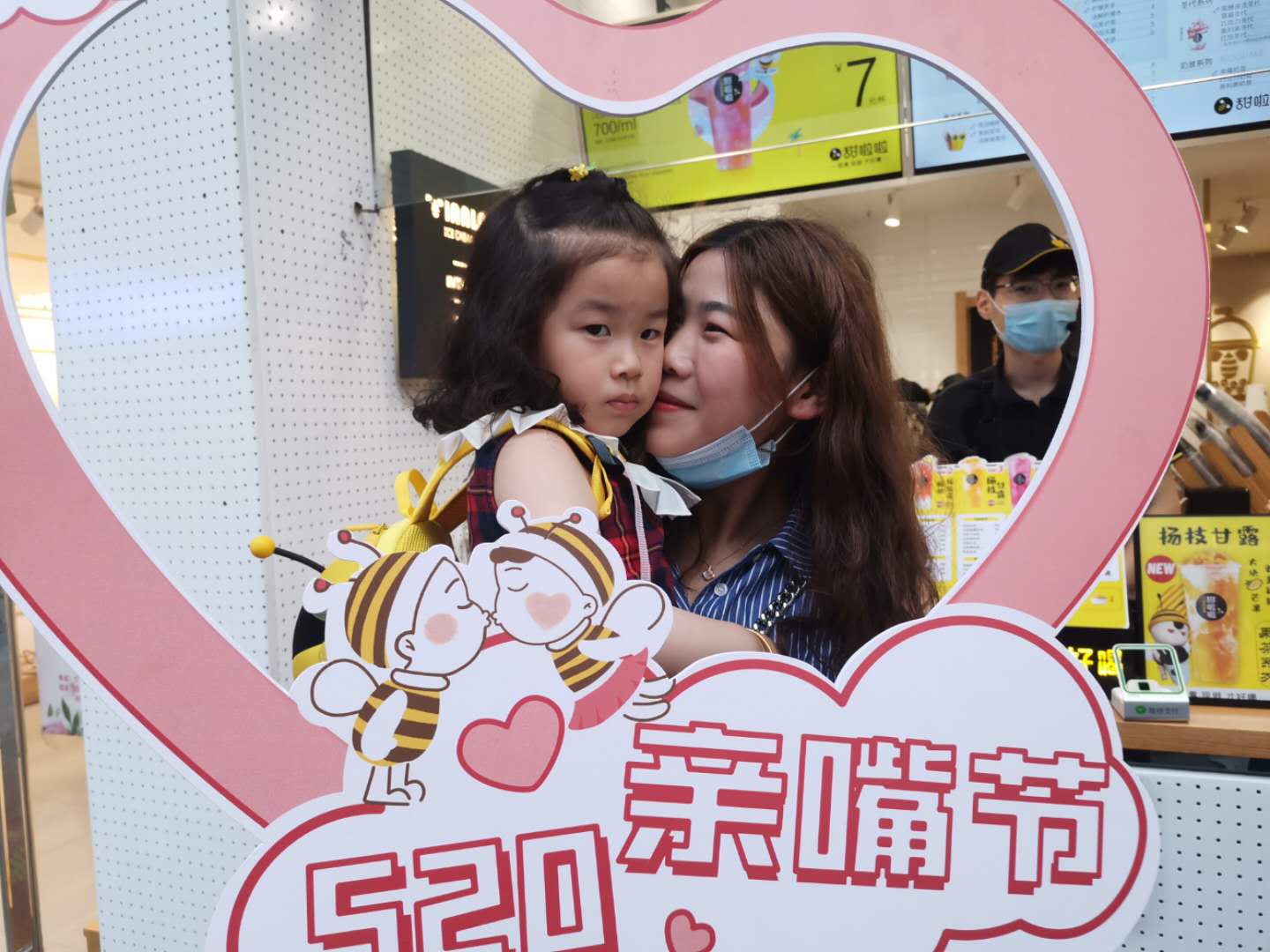 甜啦啦親嘴節(jié)現(xiàn)場(chǎng)報(bào)道，教你如何把愛用行動(dòng)傳遞出去！