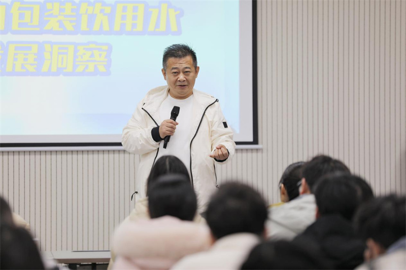 甜啦啦進(jìn)高校攬人才，雇主品牌助力應(yīng)屆生共繪全球茶飲新藍(lán)圖