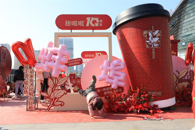 甜啦啦蚌埠南站“紅運”快閃，踐行公益點亮春運旅途